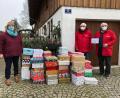 Bild: Michael Meyer/exb
Die beiden Lkw-Fahrer (rechts) der Organisation Humedica waren schon eine Woche unterwegs, um Päckchen an den verschiedenen Sammelstellen abzuholen. Von der Katholischen Landvolkbewegung Wernersreuth erwartete sie bereits Vorsitzende Brigitte Meyer (links).