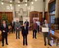 Bild: fph
Bei der Übergabe der Förderurkunde waren dabei: (von links) Bürgermeister Nicolas Lahovnik, SWW-Geschäftsführer Marco Krasser, Professor Dieter Brüggemann, Regierungspräsidentin Heidrun Piwernetz, Dr. Thilo Rießner, Bezirkstagspräsident Henry Schramm, Dr. Florian Heberle und der Präsident der Uni Bayreuth, Professor Stefan Leible.