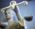 Symbolbild: Peter Steffen/dpa
Justitia – bestenfalls blind. Die Augenbinde steht als Symbol für die Unparteilichkeit, also das Richten ohne Ansehen der Person.