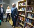 Bild: bk
Rund 300 gespendete Bücher und auch Zeitschriften stehen im Rathaus-Nebeneingang zur kostenlosen Ausleihe bereit. Initiatorin ist Christine Wiesneth, der Bürgermeister Uwe König (rechts) ebenso wie Amtsrat Max Heindl (links) großes Lob ausspricht.