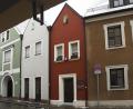 Bild: Petra Hartl
Ein Winzling in Weinrot: Gerade mal 2,50 Meter breit ist das Eh’häusl in der Seminargasse in Amberg.