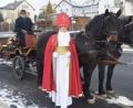Bild: fz
Zuerst begrüßt der Nikolaus die beiden Pferde Max und Michl, bevor er bei Kutscher Erich Sperber zusteigt.