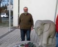 Bild: le
Bayern-Fanclub- Präsident Gerhard Stadler (links) und Kassier Josef Haberkorn (rechts) überreichen Schulleiter Gerhard Steiner die Spende von 2000 Euro.