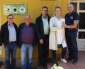 Bild: Kroatienhilfe Kemnath/exb
Ivona Kraljc, die Leiterin des Altenheims in Damanovici (Zweite von rechts) hofft sehr, dass sie an Weihnachten wieder eine Geldspende von Richard Pscherer (rechts), Bernhard Krannich, Drazan Dule (Präsident des Wohltätigkeitsvereins) und Klaus Fiebig (von links) entgegennehmen kann.