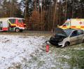 Bild: jma
Rettungskräfte an der Unfallstelle, davor der völlig beschädigte Ford der jungen Fahrerin aus dem Landkreis Neustadt/WN.