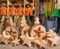 Bild: Martin Hertel/exb
Mit Spaß bei der Arbeit: Forstwirtschaftsmeister und Auszubildende des Forstbetriebs Fichtelberg präsentieren den rustikalen Schmuck aus der Weihnachtswerkstatt.