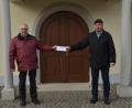 Bild: dob
Die Mitglieder des Kapellenvereins Ober-Untertresenfeld mit Vorsitzendem Josef Fritsch (rechts) weiten ihren Blick weit über den eigenen Tellerrand hinaus und unterstützen dieses Jahr die Kinderkrebshilfe in der Region Oberpfalz Nord, die Vorsitzender Herbert Putzer (links) seit 16 Jahren erfolgreich für Familien mit krebs- und schwerstkranken Kindern führt.
