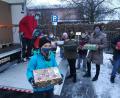 Bild: hmp
An ehrenamtliche Mitarbeiter von Humedica überreichen Schüler der Klasse 4c und Rektorin Eva Hampel die Weihnachtspäckchen.