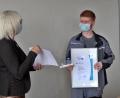 Bild: jma
Personalleiterin Annette Enders überreicht Frank Nickl seinen Pokal und die Urkunde.