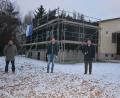 Bild: jr
Der Ausbau des Sportheims Steinmühle zum neuen Dorfmittelpunkt kostet deutlich mehr als geplant. Von links Planer Markus Braun, SV-Vorsitzender Stephan Andörfer sowie Bürgermeister Stefan Grillmeier und Thomas Siller (Bauamt VG Mitterteich).