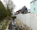 Bild: bey
Die Beseitigung der Straßenschäden in der Ringstraße machte die Errichtung einer neuen Böschungsbefestigung zum Mühlbach hin notwendig. Über die erfolgreiche abgeschlossene Maßnahme freuten sich Bauhofleiter Stephan Glossner, Michael Kraus, Firma Georg Kraus, Mantel, Geschäftsleiter Michael Gräf und Bürgermeister Sebastian Hartl (von links).
