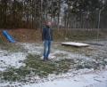 Bild: jr
Vorsitzender Stephan Andörfer steht auf dem Gelände, wo der SV Steinmühle einen neuen Kinderspielplatz schaffen will. Im Zuge einer Crowdfunding-Aktion werden noch bis zum 23. Dezember Spenden gesammelt.