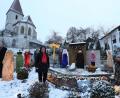 Bild: Wolfgang Steinbacher
Keine Ostereier, sondern fast menschengroße Figuren zieren den Ammerthaler Dorfbrunnen in diesen Wochen. Über die Premiere ihres Weihnachtsbrunnens freuen sich (von rechts) Andrea Konrad (Grundschule Ammerthal), Susanna Honig (Kita Zwergenland), die beiden Malerinnen Marlena und Fiona, Doris Weiß (HKV), Tanja Englhard (Kita St. Nikolaus) und Bürgermeister Anton Peter.
