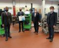 Bild: Handwerkskammer
Staatssekretär Thomas Rachel (Zweiter von links) überbringt im Berufsbildungszentrum der Handwerkskammer in Weiden
den Förderbescheid über 150.000 Euro aus dem Bundesbildungsministerium. Mit dabei (von links) Bundestagsabgeordneter Albert Rupprecht, HWK-Hauptgeschäftsführer Jürgen Kilger und der stellvertretende Hauuptgeschäftsführer Hans Schmid.