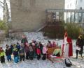 Bild: jzk
Aufmerksam hörten nicht nur die Senioren auf der Terrasse, sondern auch die Kinder der Igelgruppe dem Nikolaus (Bruno Ponnath) zu. Anna Keck (rechts) und Simone Wöhrl (hinten links) hatten die Buben und Mädchen bestens auf ihren Auftritt vorbereitet.