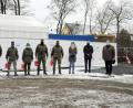 Bild: exb
Für die Bundeswehrsoldaten (von links: Hauptgefreiter Ammon, Stabsgefreiter Barkowski, Stabsunteroffizier Knyazev, Stabsunteroffizier Arens, Oberfeldwebel Schinor) gab es schon vor Weihnachten kleine Leckereien als Geschenke. Landrat Richard Reisinger (rechts) bedankte sich bei ihnen für ihren "wertvollen Einsatz" im Testzentrum. Auch Landratsamt-Mitarbeiterin Sophie Ibler und Gesundheitsamt-Leiter Roland Brey waren voll des Lobes für die Soldaten.