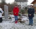 Bild: Dobmeier
Familie Gollwitzer erbat am Barbaratag den kirchlichen Segen von Monsignore Andreas Uschold (Zweiter von links) für das Marienmarterl am Hopfenweg.
