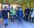 Bild: bk
Beate Merkel übergibt im Namen der Schimmel AG vor dem (von Turnhallenwirt Michael Dausch und Andy Solter gestifteten Christbaum) 300 Euro an Verena Baurath. Mit im Bild von links Leiterin Kerstin Schwarzer, Andreas Schmid und Katharina Häusler.