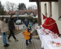 Bild: frd
Unterstützt von Bürgermeister Rudolf J. Teplitzky überreichte der Nikolaus (Klaus Habl) an jedes Kind ein kleines Päckchen. Unter Berücksichtigung der Hygiene- und Abstandsregeln, durfte nur immer eine Familie zum Gabentisch am Hintereingang des Rathauses.