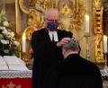 Bild: uz
Regionalbischof Klaus Stiegler legt dem neuen Dekan von St. Michael, Thomas Guba, die Hände auf und führt ihn in sein Amt ein.