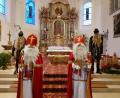 Bild: rdh
In der Kirche warteten die Nikolause mit ihren Knechten auf die Kinder. Im Bild (von links) Knecht Ruprecht Hannes Heldwein, die beiden Nikolause Tobias Schwamberger und Dominik Sölch sowie Knecht Ruprecht Patrick Jung vor dem Altar der Pfarrkirche Hohenthan.