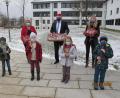 Bild: khg
Die vier jüngsten Schüler der Offenen Ganztagsschule Vilseck nach der Fair Trade-Nikolausübergabe mit (hinten, von links) Rektorin Petra Ligensa, Bürgermeister Hans-Martin Schertl und Melanie Sichelstiel.