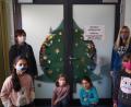 Bild: jpl
Insgesamt 54 Kinder betreut Leiterin Claudia Neumann (hinten rechts) derzeit mit ihrem Team im Offenen Ganztag. Gemeinsam sorgen sie mit dem aktuellen Motto im Schulhaus für Weihnachtsstimmung.