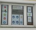 Bild: rpp
Das Bild zeigt eines der Fenster der Bücherei Kastl und einen Teil des Adventskalenders. Das erste Türchen wurde bereits geöffnet und dahinter kam eine sehr schöne Collage einer glitzernden Kerze am Zweig zum Vorschein .