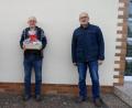 Bild: plo
Peter Schraml (links) und Norbert Thoma (rechts) gratulieren hHns Flödl zum 80. Geburtstag.