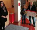 Bild: Sparkasse/exb
Kundenberaterin Maria Barth (links) gratuliert den Eheleuten Petra und Klaus Möller zu ihrem 10 000-Euro-Gewinn beim PS-Sparen.
