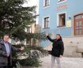 Bild: jma
Dieter Kies (links) und Bürgermeister Marcus Gradl mit den ersten Kugeln am Weihnachtsbaum vor dem Rathaus.