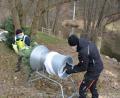 Bild: dob
Hans-Josef Völkl (links) und Michael Biegerl (rechts) von der Krieger- und Soldatenkameradschaft ziehen einen verkauften Tannenbaum durch die Verpackungsröhre, damit der Christbaum besser transportiert werden konnte.