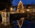 Bild: tkr
Der Dorfplatz in Teunz mit dem Hochwassermarterl in der Murach erhellt von adventlichen Sternen am Dorfchristbaum.