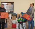 Bild: prh
Die Resonanz auf die Weihnachtspaketaktion der Rumänienhilfe der Katholischen Kirchenstiftung St. Georg ist groß. Bereits jetzt wurden 400 Pakete abgeliefert. Erna Hauer (links) hat noch bis zum Abgabeschluss am 12.12. alle Hände voll zu tun, um die Hilfspakete wie dieses von Susanne Kraus (rechts) und Söhnchen Leopold einstweilen zwischen zu lagern.