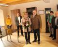 Bild: frd
Anita Fleck (Mitte mit Ehemann Richard Fleck) ist von Bürgermeister Norbert Eckl (zweiter von links) und Altbürgermeister Josef Klier (rechts mit Gattin Anni) nach 30 Jahren als Raumpflegerin beim Schulverband Teunz aus dem Arbeitsleben verabschiedet worden. Links im Bild ist ihre Schwester.