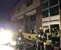 Bild: Freiwillige Feuerwehr Weiden
Zehn Atemschutzgeräteträger rücken angesichts der starken Rauchentwicklung bei einem Zimmerbrand zum Innenangriff an.