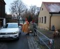 Bild: bjp
Eine Adventszeit ganz ohne Nikolaus ist für auch die Trabitzer "Trachtenkinder" nicht das Wahre: Als kleinen Ausgleich für die "umständehalber" ausgefallene Adventsfeier organisieren die "Haidnaabtaler" einen "Nikolaus"-Drive in" vor dem Burkhardsreuther Schulhaus.