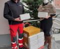 Bild: exb
Michael Schmid vom BRK-Kreisverband Amberg-Sulzbach übergibt die Schnelltests an Heimleiterin Astrid Geitner.