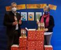 Bild: dob
Im katholischen Kindergarten Don Bosco überreicht Bürgermeister Andreas Wutzlhofer (links) die Schokonikoläuse an Leiterin Luise Dietl (rechts).