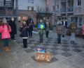Bild: jr
BRK-Jugendleiterin Julia Spandel (Vierte von links) überreichte gemeinsam mit einigen Kindern und Jugendlichen 110 selbstgebastelte Kerzen an Jutta Ernst (Zweite von links) vom Phönix-Seniorenheim. Allen Senioren des Hauses wurde damit eine kleine Nikolaus-Überraschung bereitet.