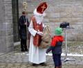 Bild: fsb
Am Ende der Andacht noch ein bischöflicher Besuch: St. Nikolaus beschenkt die Kinder.