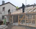 Bild: pop
Im wahrsten Sinne des Wortes Hand in Hand arbeiten die drei Vereine beim Bau ihres Vereinsstadels zusammen.