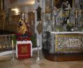 Bild: sck
Die Bergleute dürfen den Gedenktag ihrer Schutzpatronin nicht in gewohnter Weise begehen, aber die Statue der Heiligen Barbara nahm am Wochenende ihren Platz in der Auerbacher Pfarrkirche St. Johannes der Täufer ein.