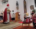 Bild: bsc
Die Kolpingsfamilie Friedenfels gestaltete eine eindrucksvolle Nikolausandacht, die von vielen Kindern mit ihren Eltern besucht wurde. Die Corona-Beschränkungen erforderten jedoch vom Nikolaus besondere Maßnahmen. Päckchen wurden mit großem Abstand übergeben. Im Bild (von links) Kolpingvorsitzender Reiner Gärtner, Adrian Käß als Nikolaus, Pfarrer Joseph und Christine Schraml , die die einzelnen Päckchen auf einem Tisch für die Abholung durch die Kinder bereitlegte.