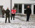 Bild: Stefan Malzer, Landkreis Tirschenreuh/exb
Landrat Roland Grillmeier (rechts) besuchte die „Truppe“ vor Ort in Waldsassen am Impfzentrum Waldsassen. BRK-Kreisgeschäftsführer Holger Schedl (Zweiter von rechts) dankte Oberstleutnant Stephan Voit (Dritter von rechts) und dessen Team für die Unterstützung.