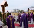 Bild: mab
Geweiht wurde das neu errichtete Jubiläumskreuz auf dem Kirchplatz in feierlicher Zeremonie.