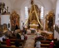 Bild: e
Mit einem Gottesdienst wird die Pfarrkirche St. Nikolaus in Theuern nach Abschluss von Teil zwei der Sanierung wiedereröffnet.