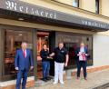 Bild: Vereinigte Sparkassen/exb
Die Sparkasse hat die Metzgerei Humsberger mit einem Cash-Terminal ausgerüstet (von links: Filialdirektor Thomas Neukam (Sparkasse), Lorna May und Christian Trenz (Metzgerei Humsberger), Firmenkundenberater Marco Streit (Sparkasse).