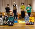 Bild: gac
Pfarrerin Ulrike Häberlein (stehend, Zweite von links) und das Familiengottesdienst-Team der Christuskirche bitten die Sulzbach-Rosenberger Kinder um Mithilfe bei der Gestaltung der Kinderkrippe und des Kinder-Weihnachtsbaums.