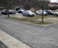 Bild: sck
Der Auftrag für Asphaltierung des Parkplatzes an der Bushaltestelle/Stadelreihe wurde vergeben. Hier Blick auf die Parkplätze im Vordergrund.